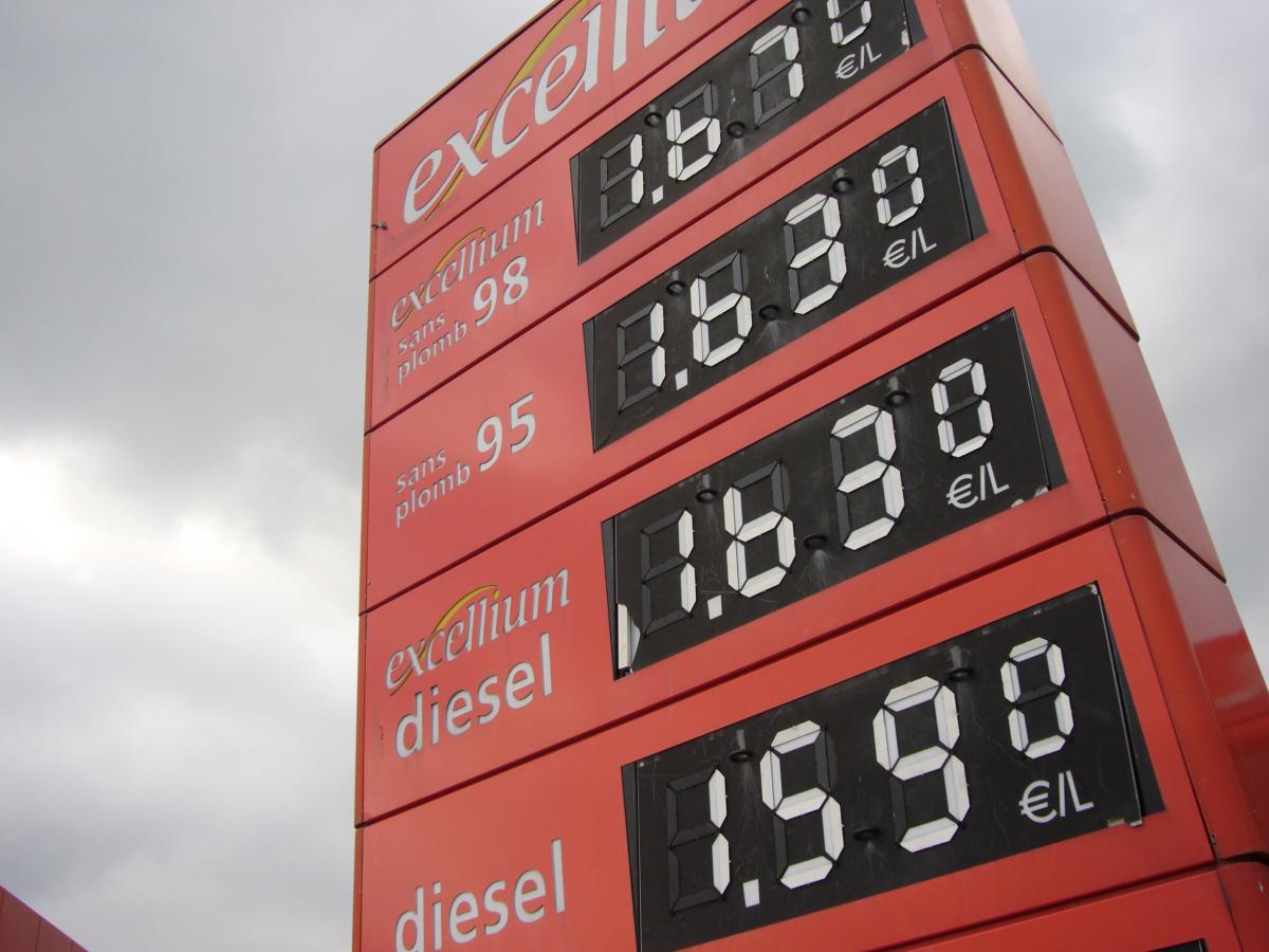 Panneau d'affichage des prix des carburants dans une sation service.