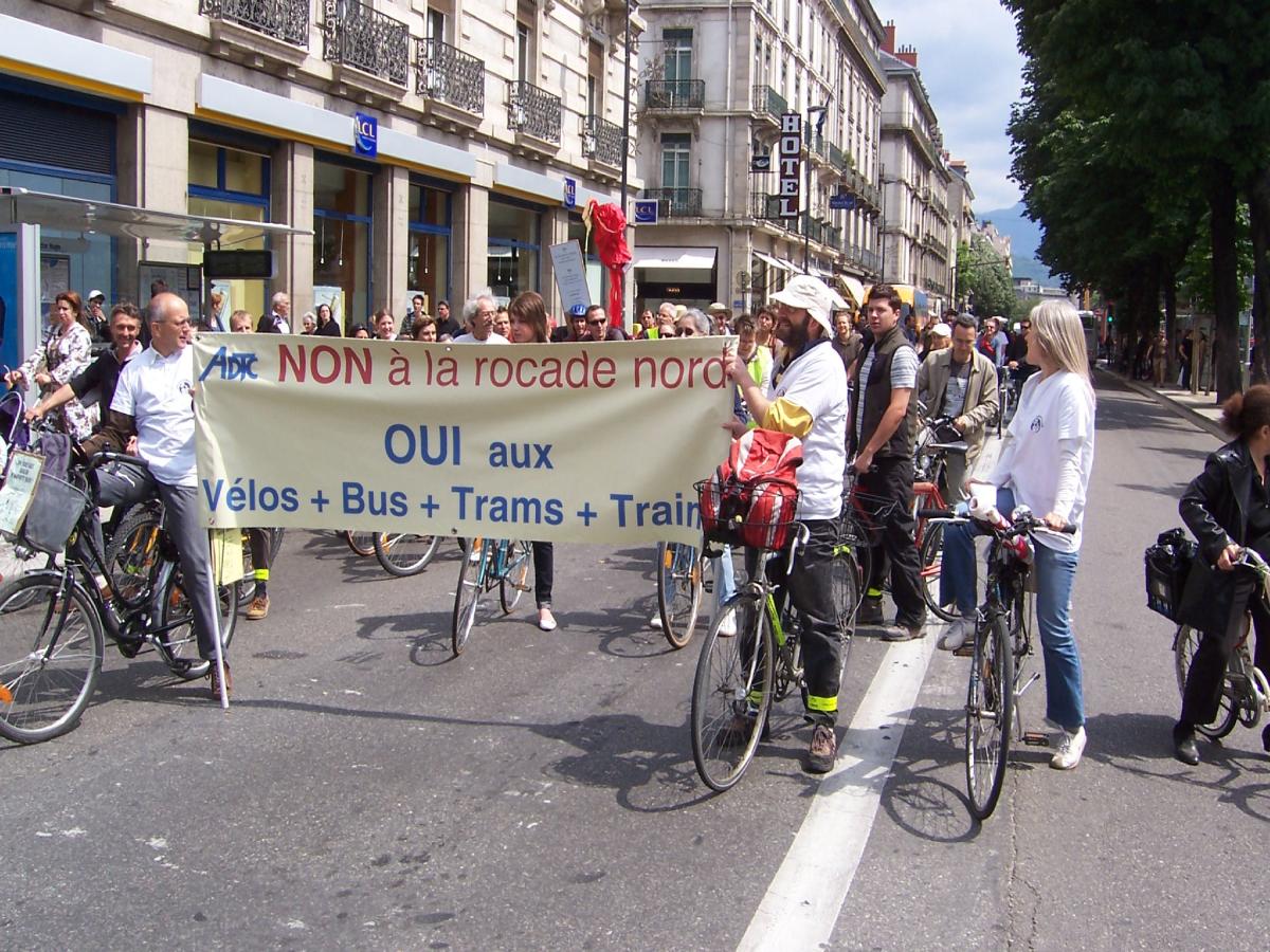 Non à la rocade nord. oui au vélo bus et train