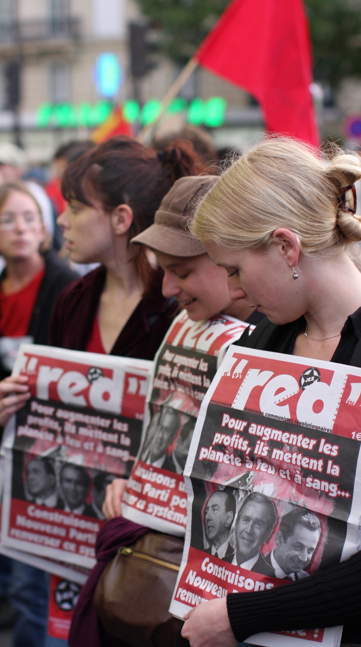 Militantes en rang de manifestation avec le journal Red