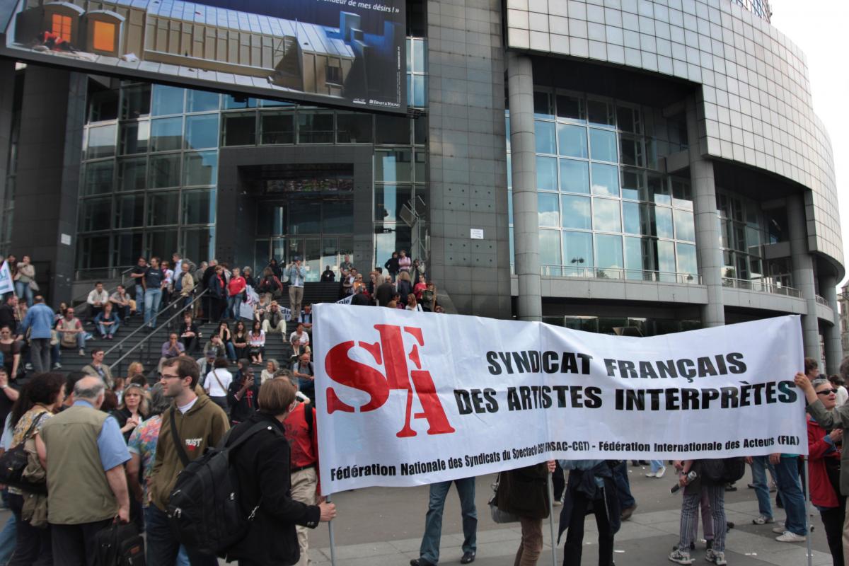 le syndicat des artistes devant l'Opéra Bastille