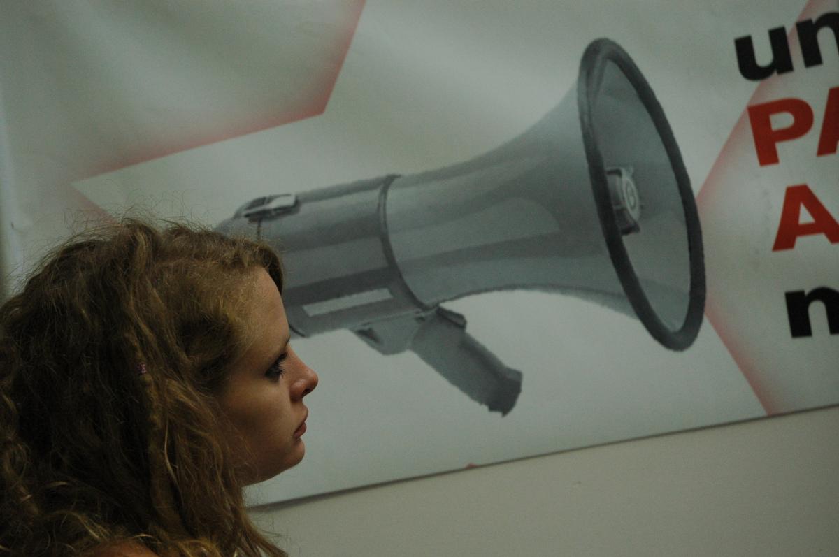 Jeune femme devant le porte-voix du NPA
