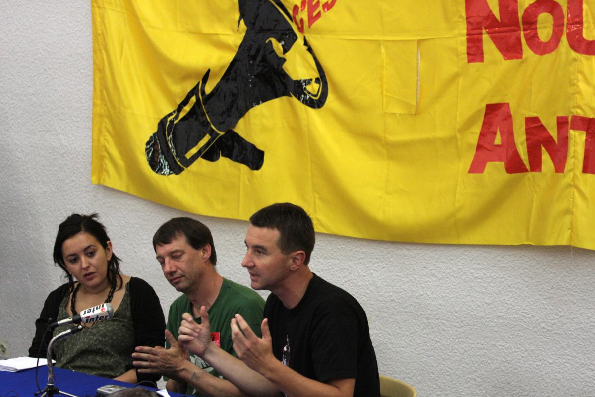 Leila CHAIBI, Vincent DUZE, Olivier Besancenot pendant la conférence de presse