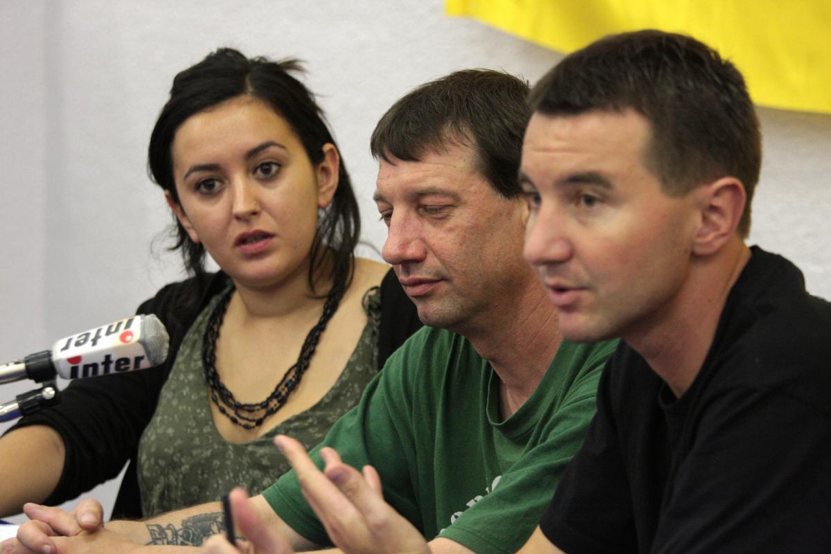 Leila CHAIBI, Vincent DUZE, Olivier Besancenot pendant la conférence de presse