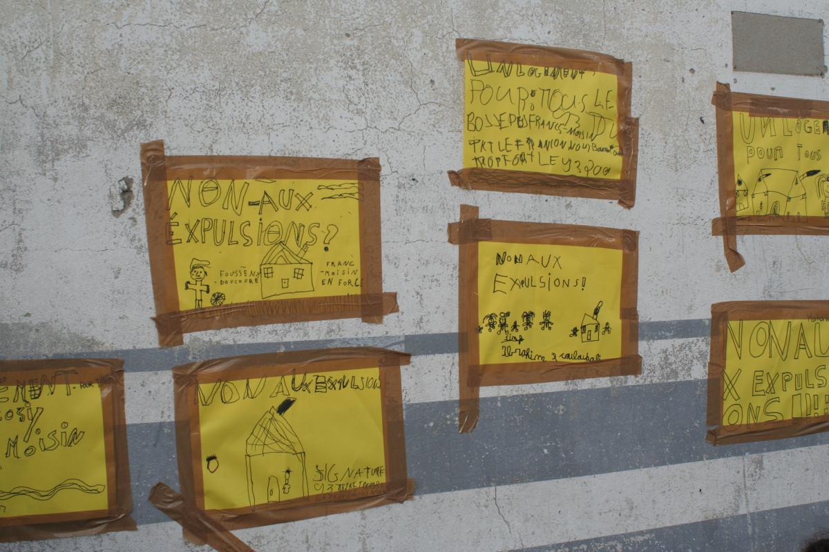 dessins d'enfants sur le mur à côté du campement au Franc Moisin
