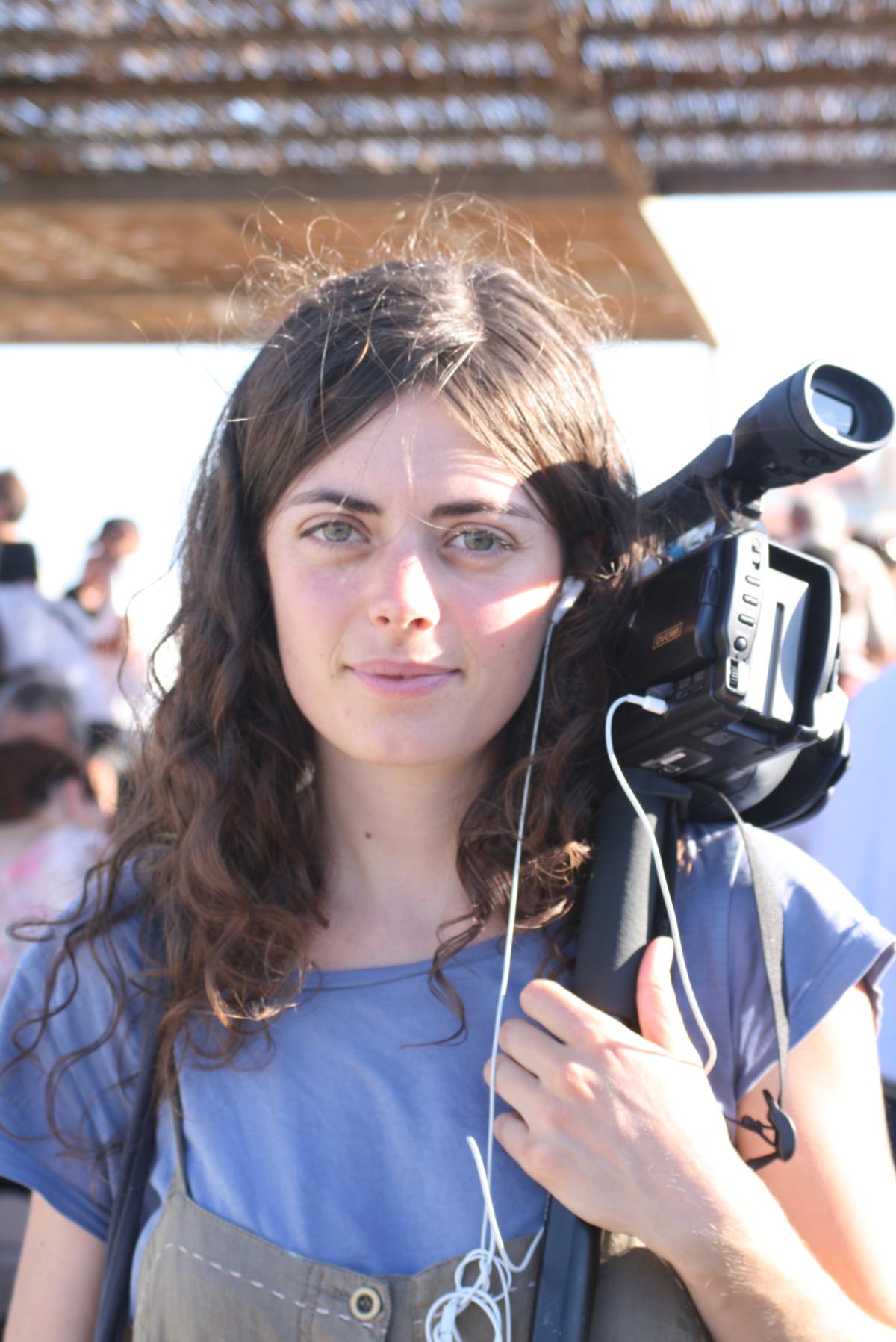 Inès , assistante réalisatrice.