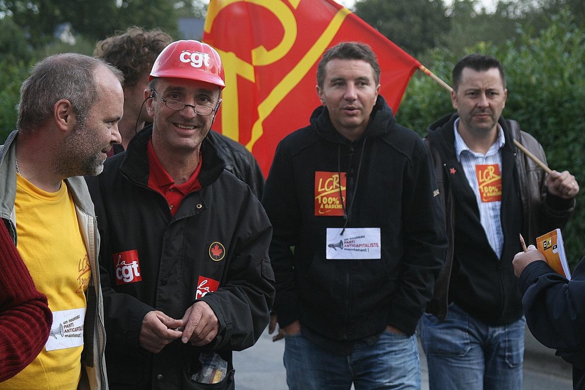 Olivier Besancenot marchant avec des syndicalistes et l'élu de Quimperlé