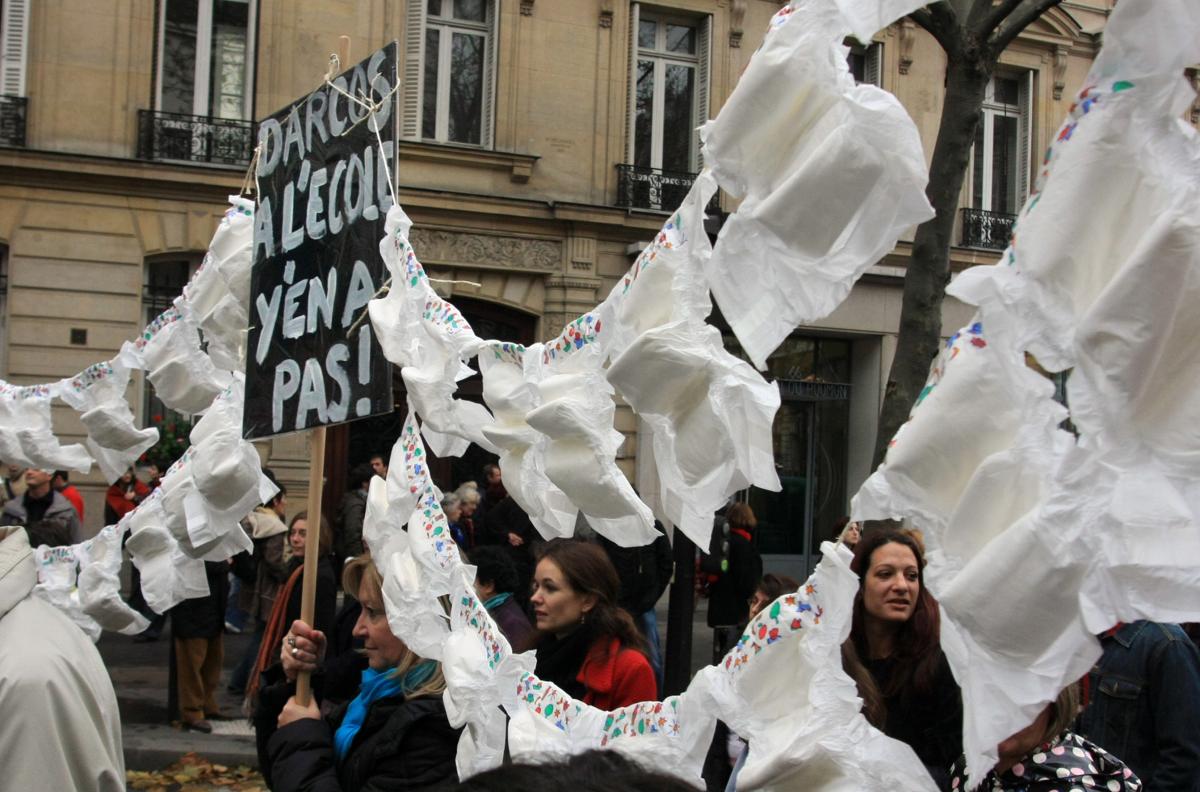 Y a pas de couches dans les écoles