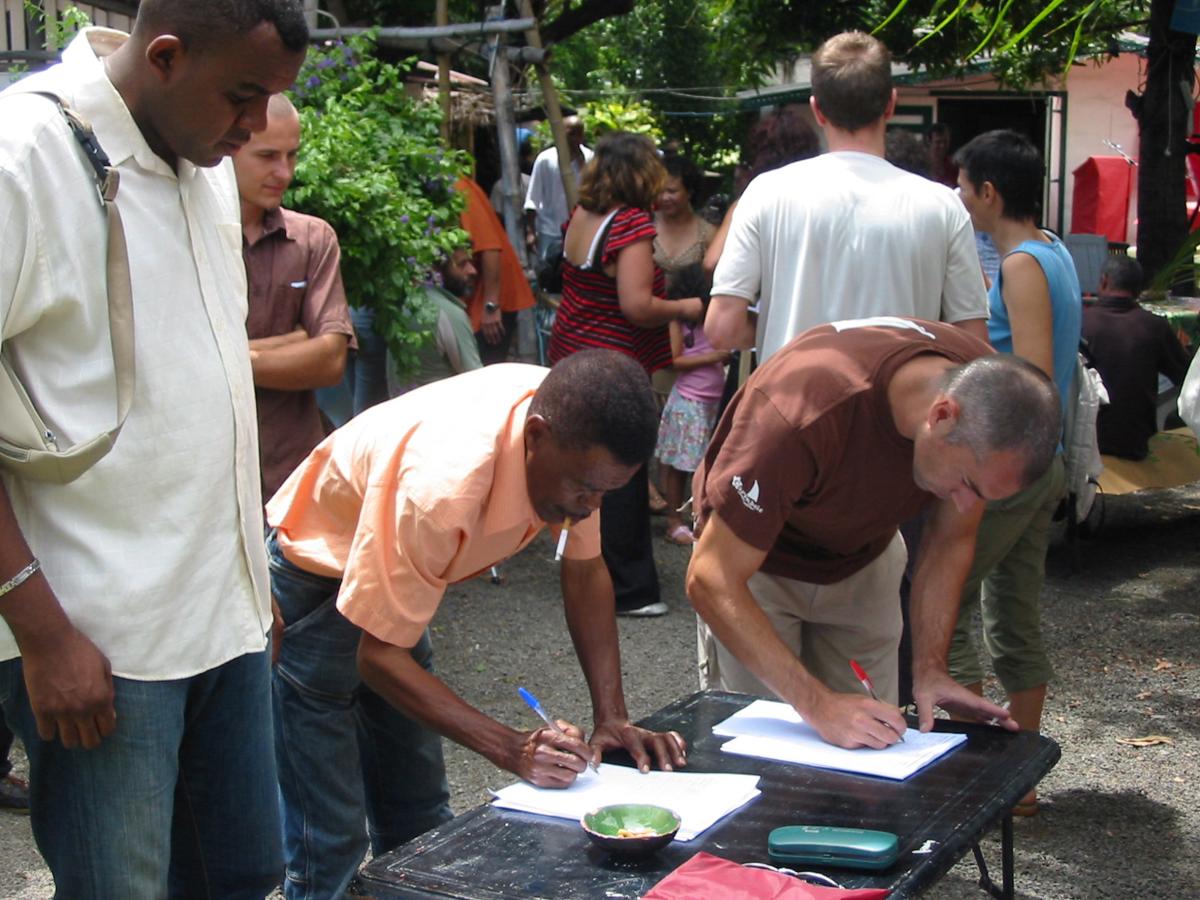 on se presse pour laisser ses coordonnées