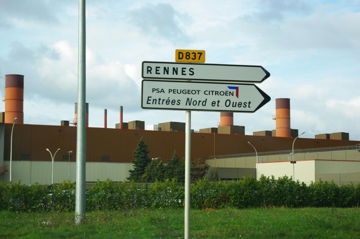 1750 emplois menacés à PSA la Janais à Rennes , en fond l'usine PSA