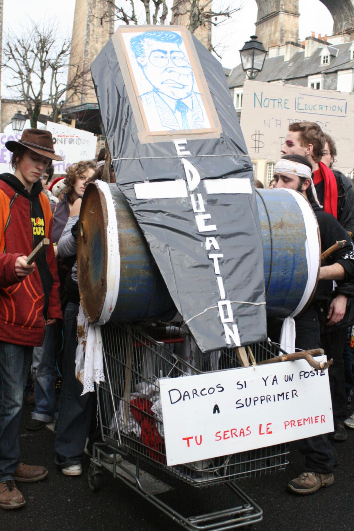 Cercueil. Darcos s'il ya un poste à supprimer, tu seras le premier