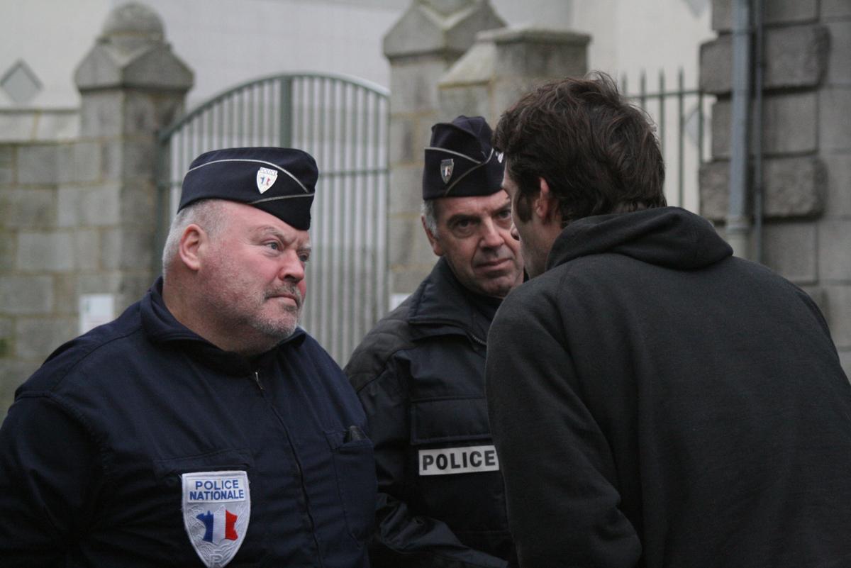 Dialogue entre un manifestant et des policiers.