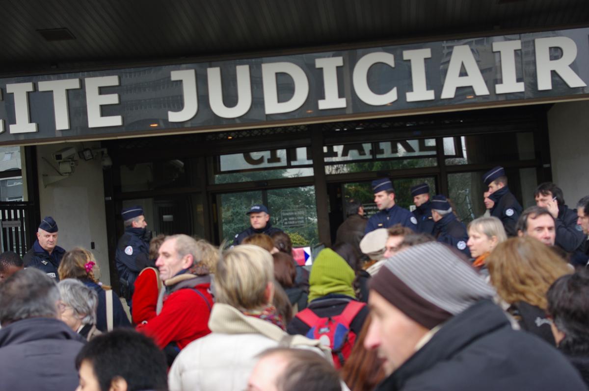 les flics ardent l'entrée du tribunal