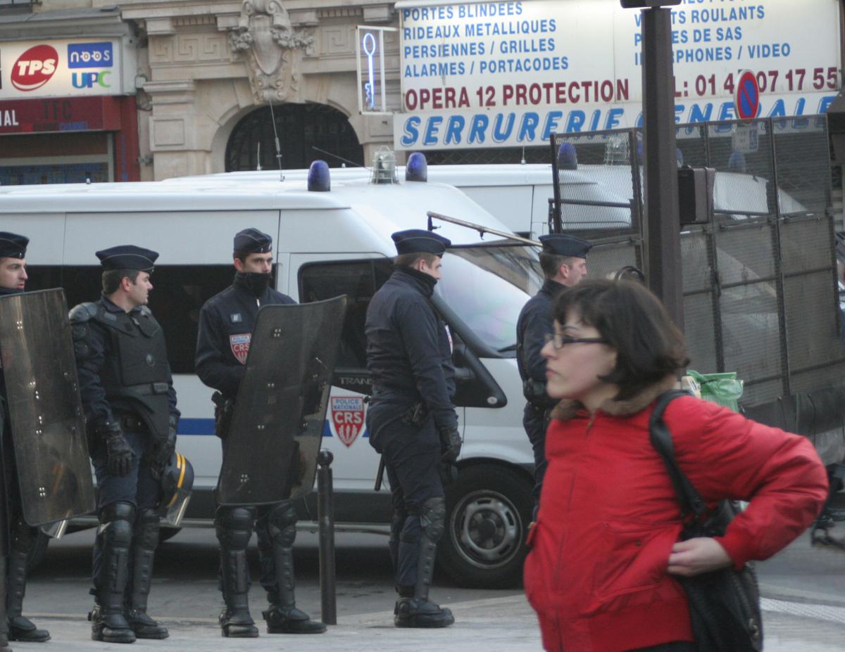 la police au plus près de la manifestation