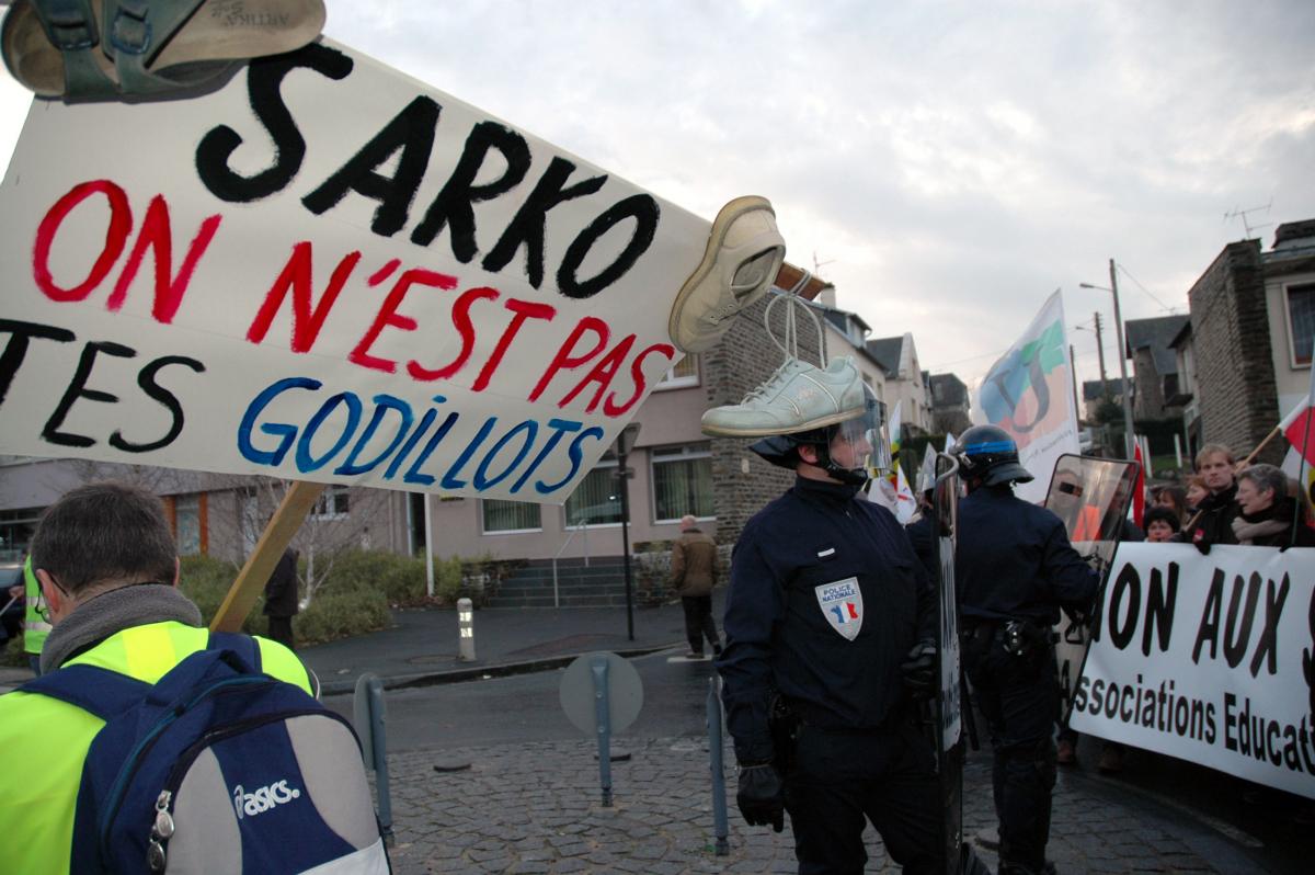 Banderole et chaussures : Sarkozy on n'est pas tes godillots