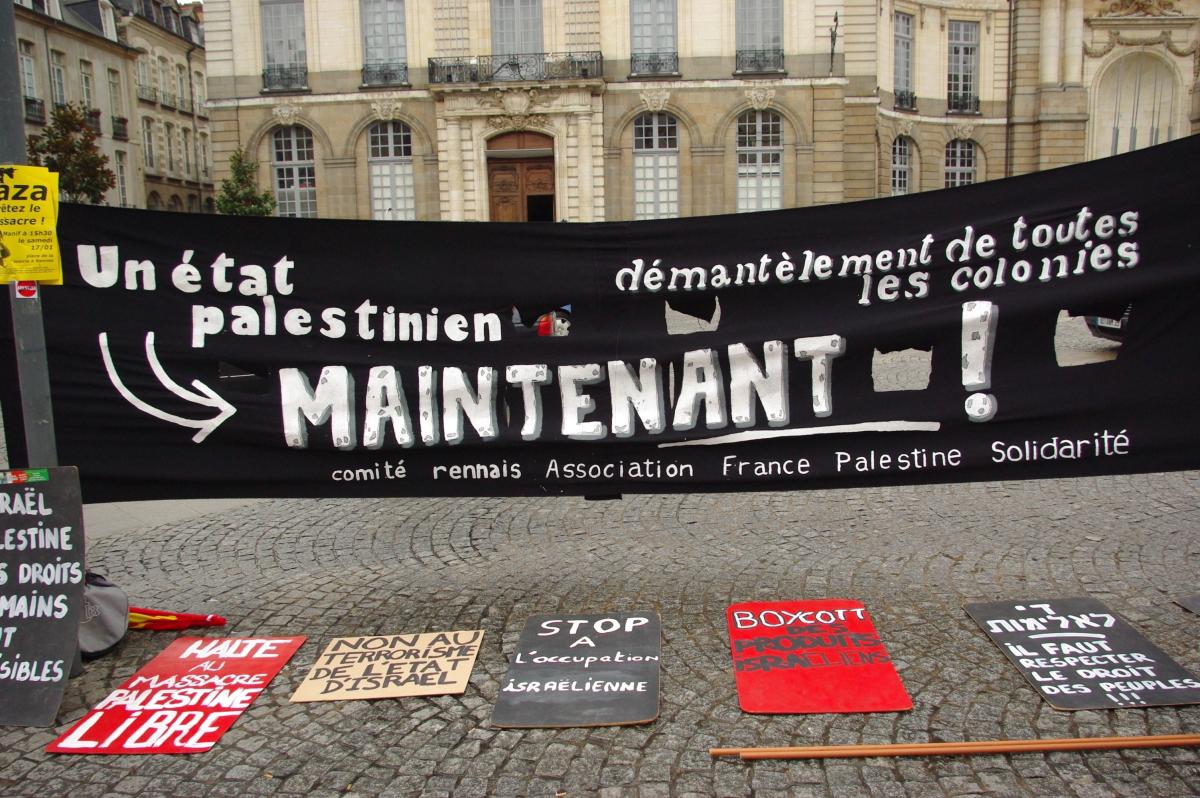 Banderole et panneaux de l'AFPS devant la mairie de Rennes.