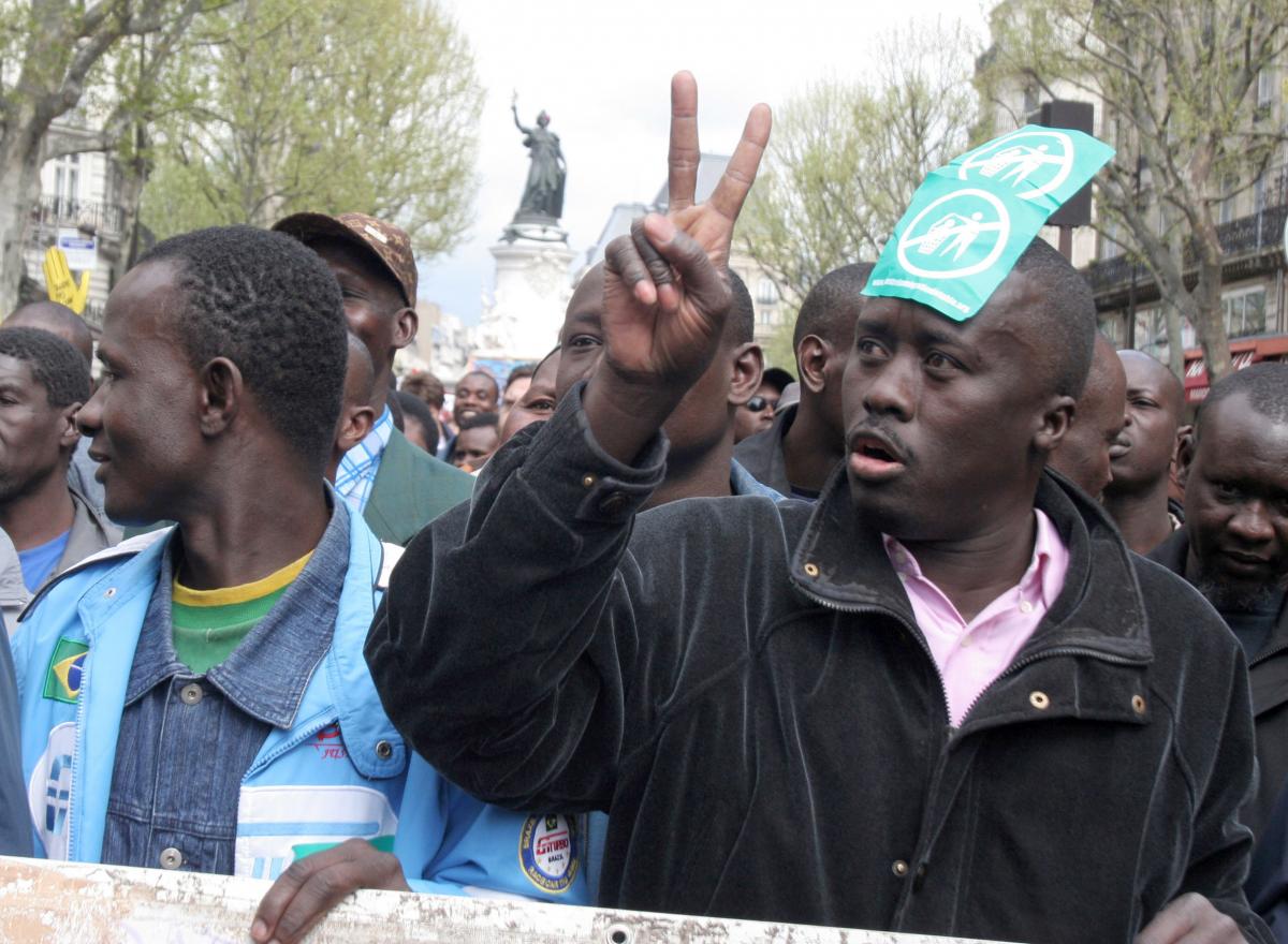 cortege de sans papier avec V de la victoire