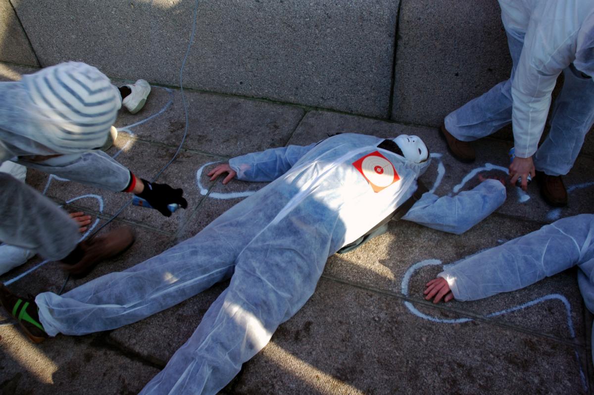 Manifestant allongé symbolisant un meurtre comme un emploi supprimé