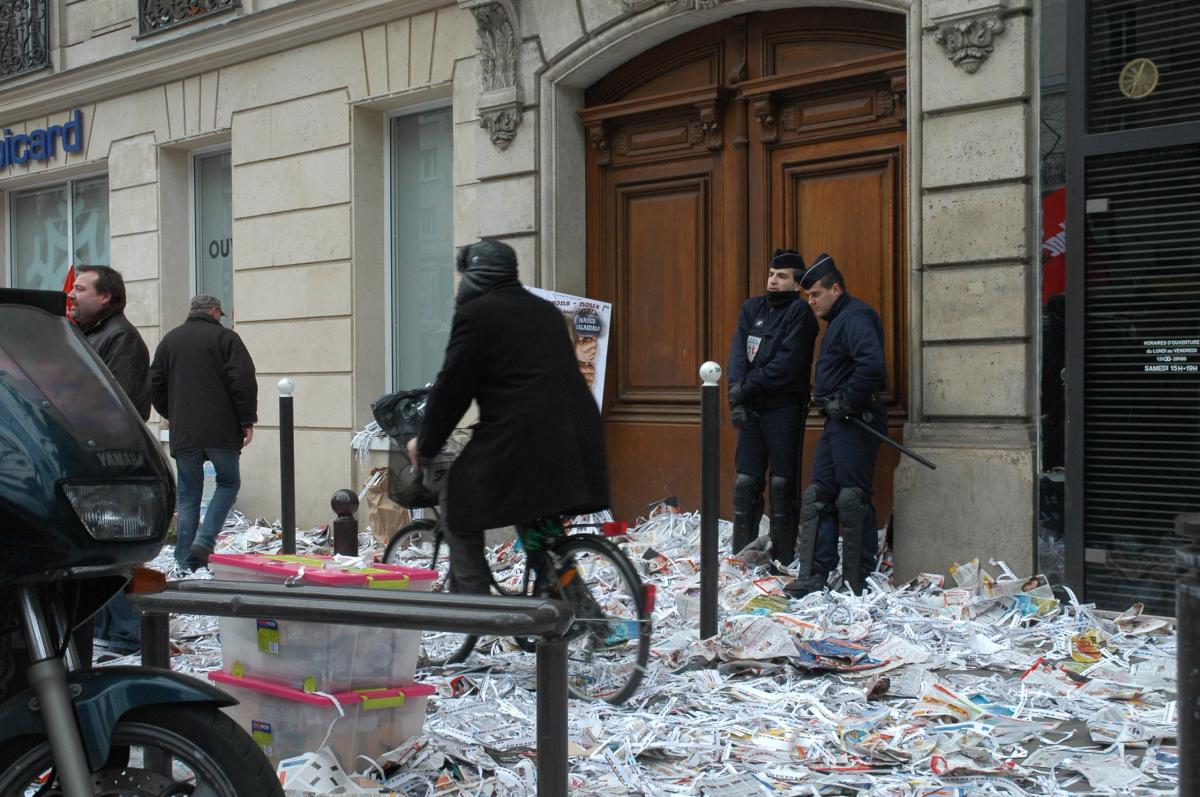 Force de l'ordre devant la chambre patronale du Livre Paris