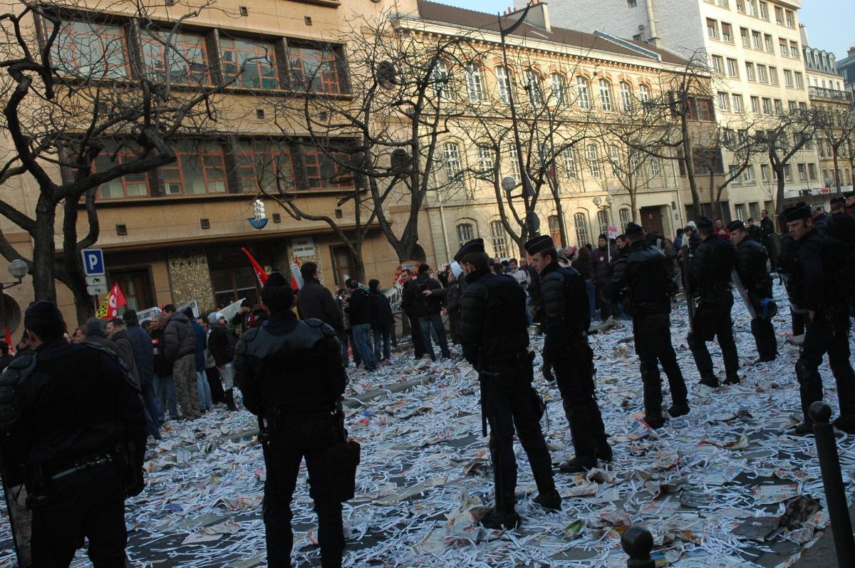 imprimerie en grève et forces de l'ordre