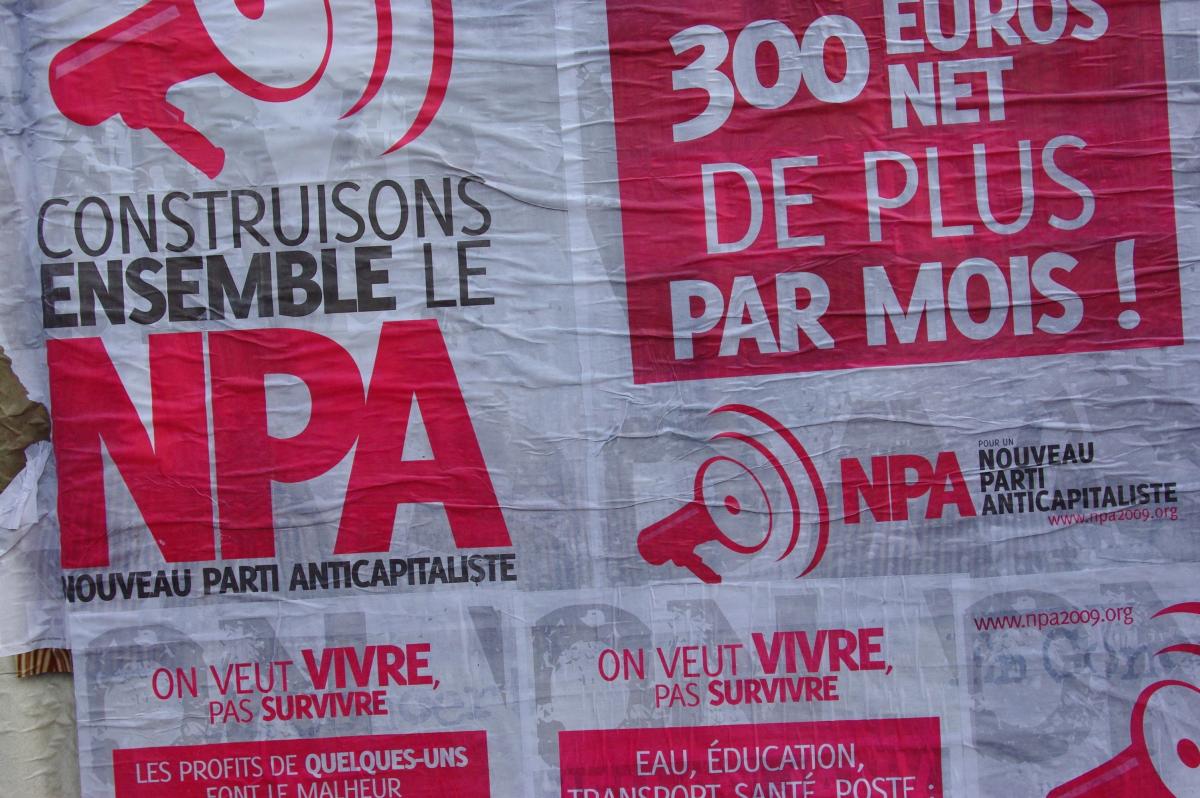 collage du NPA sur le parcours de la manif
