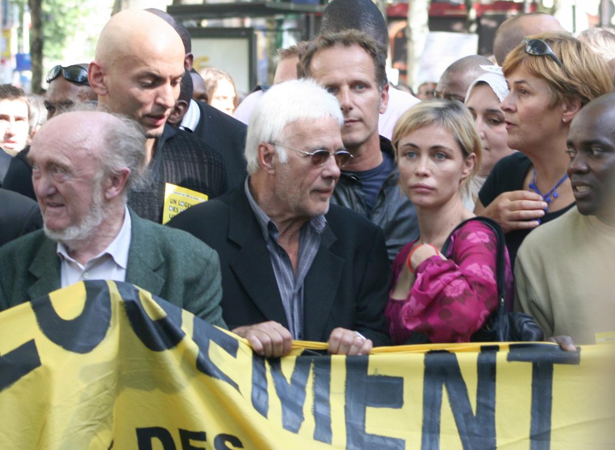Albert JACQUARD, Guy Bedos, Emmanuelle BEART, Dominique VOYNET en tête de cortège.