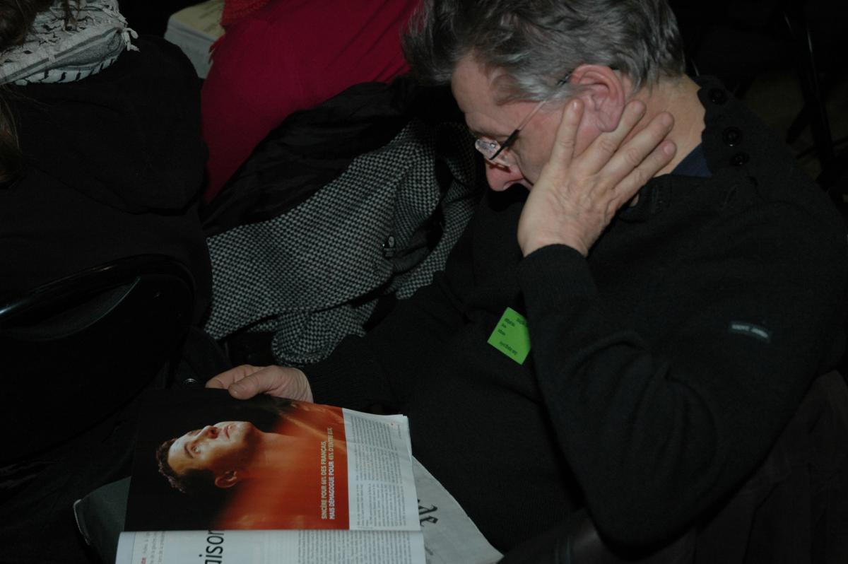 Délégué lisant un article sur la LCR