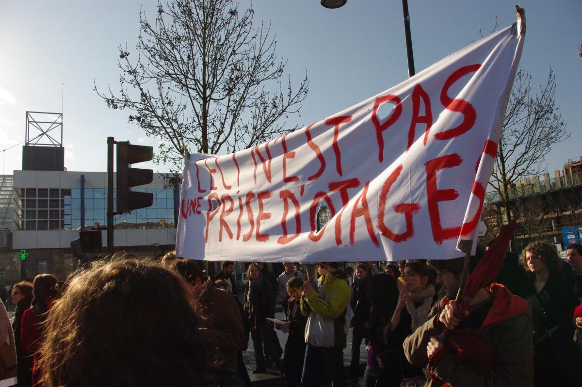la grève et la manif : ceci n'est pas une prise d'otage contrairement à ce que certains disent