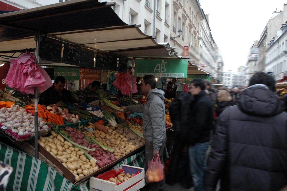 Stand Bio au marché d'Aligre.