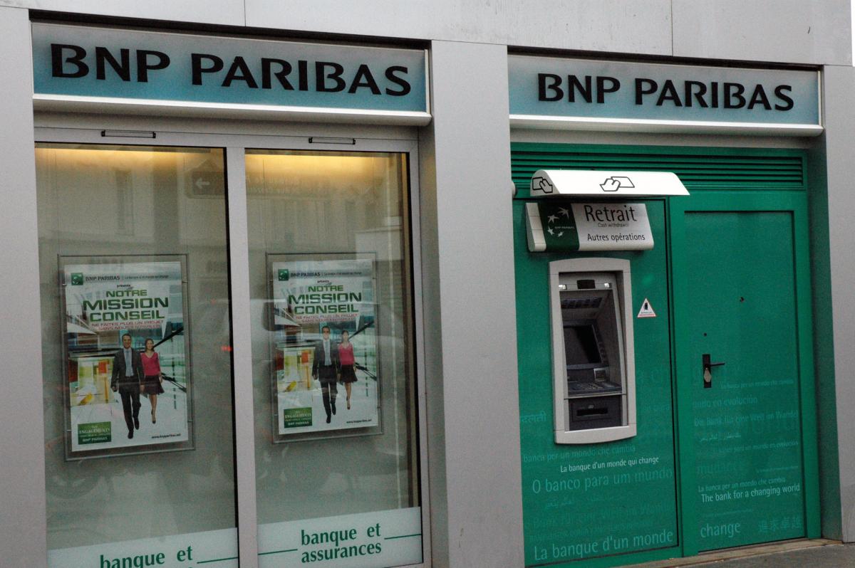 Distributeur de billet de la BNP Paribas