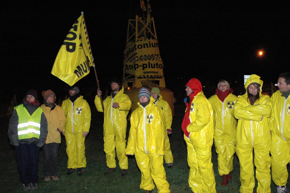 Militants attendant les convois de Mox
