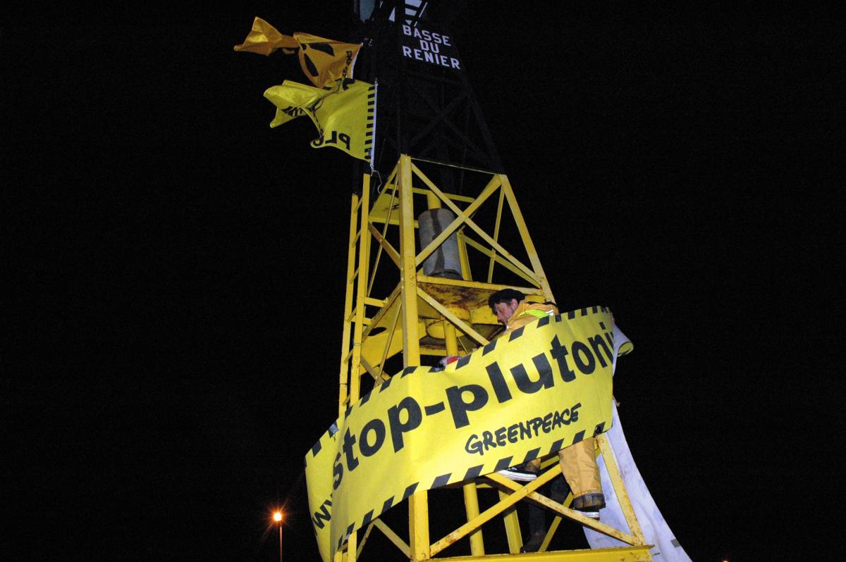Militant de Greenpeace installant une banderolle
