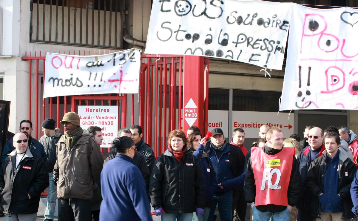les grévistes devant le magasin