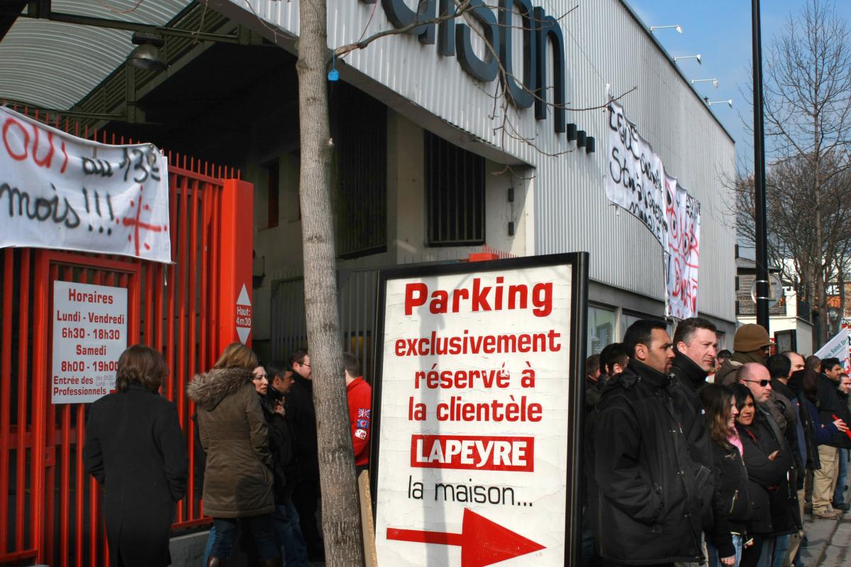 les grévistes devant le magasin