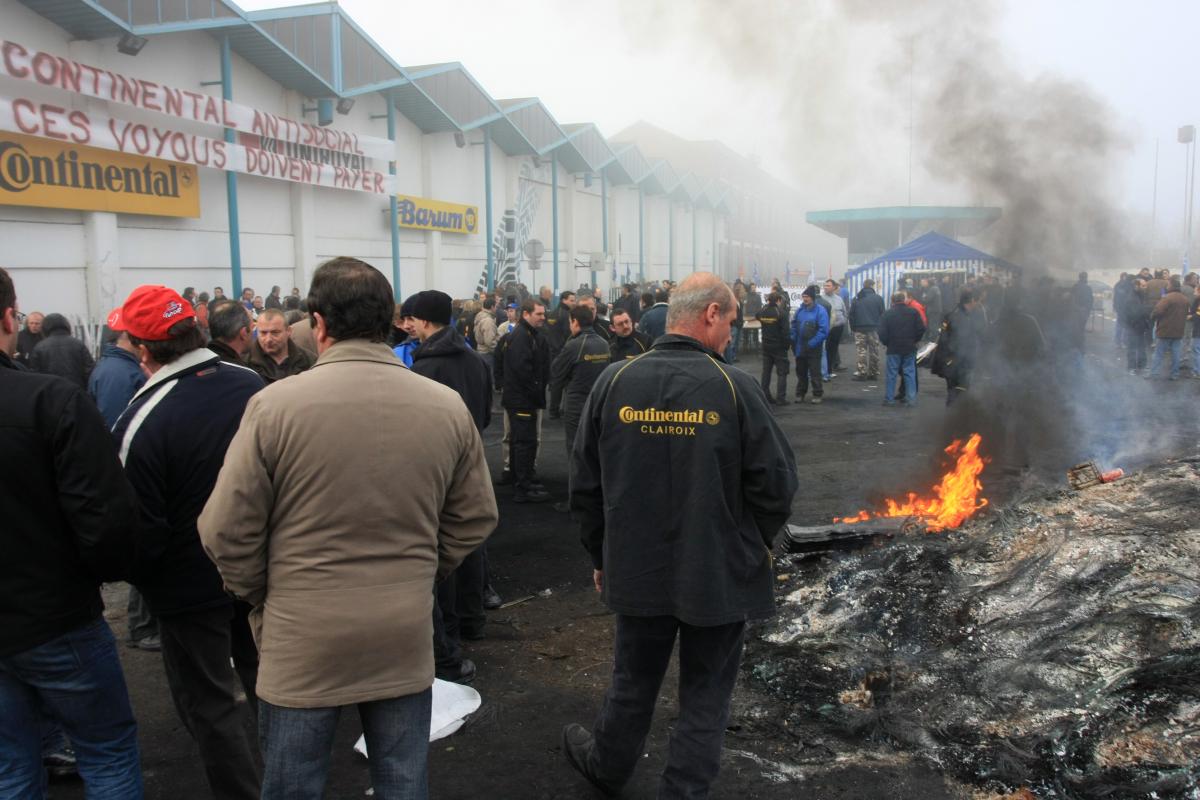 les salariés de Continental rassemblés devant l'usine de Clairoix