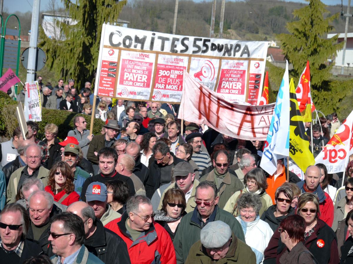 Des manifestants en direction du Siège du MEDEF 55