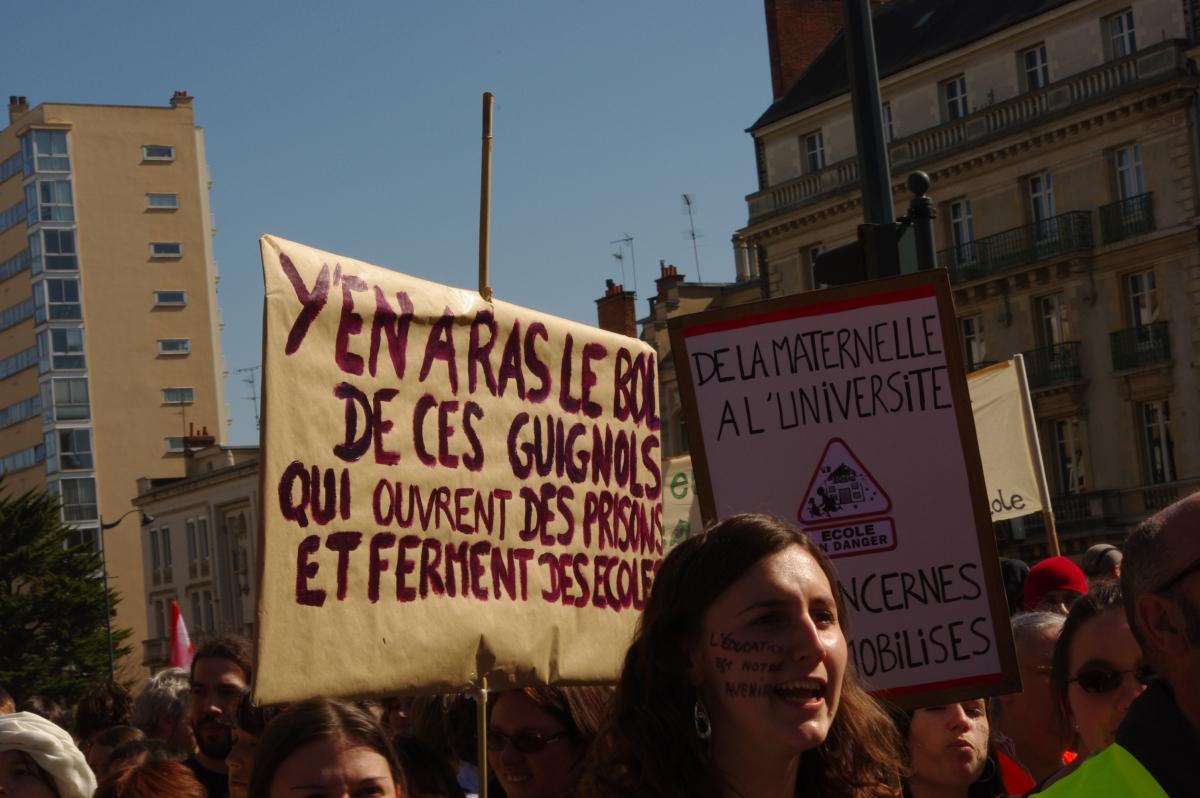 ancarte contre la fermeture d'entreprise et d'écoles