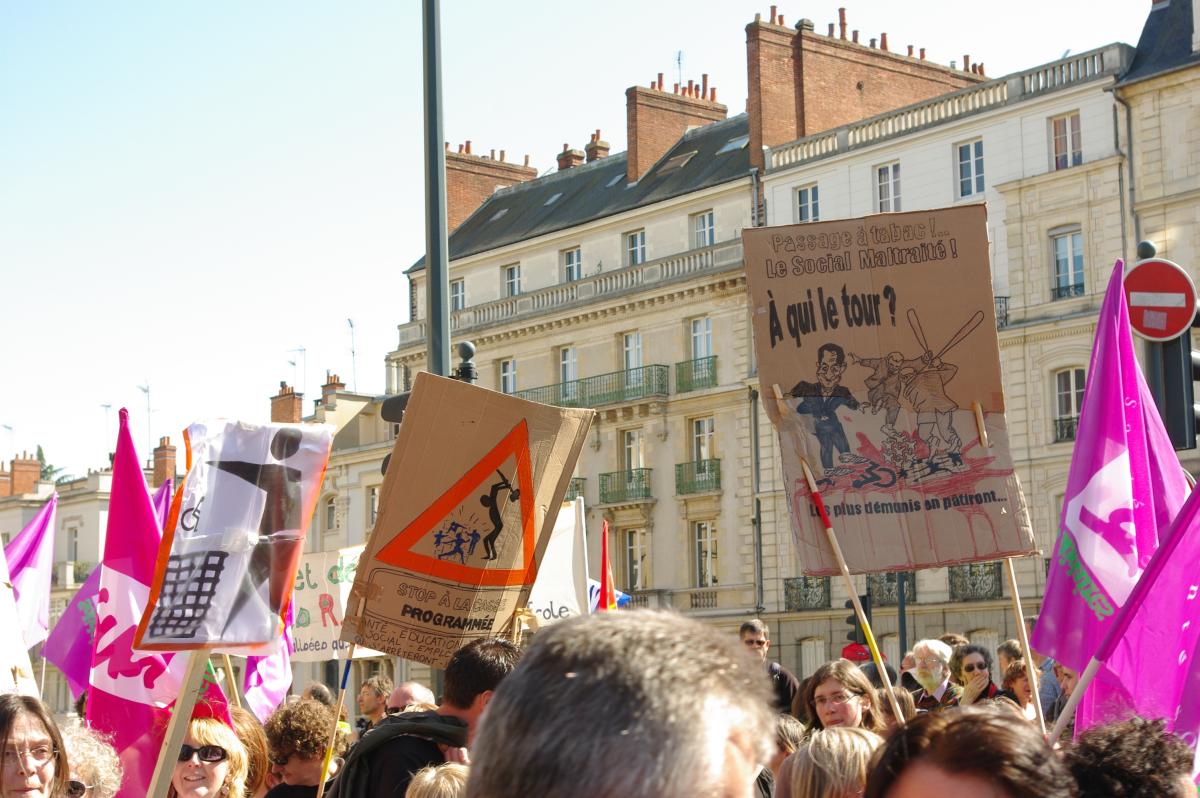pancarte case de l'éducation et contre les plans sociaux