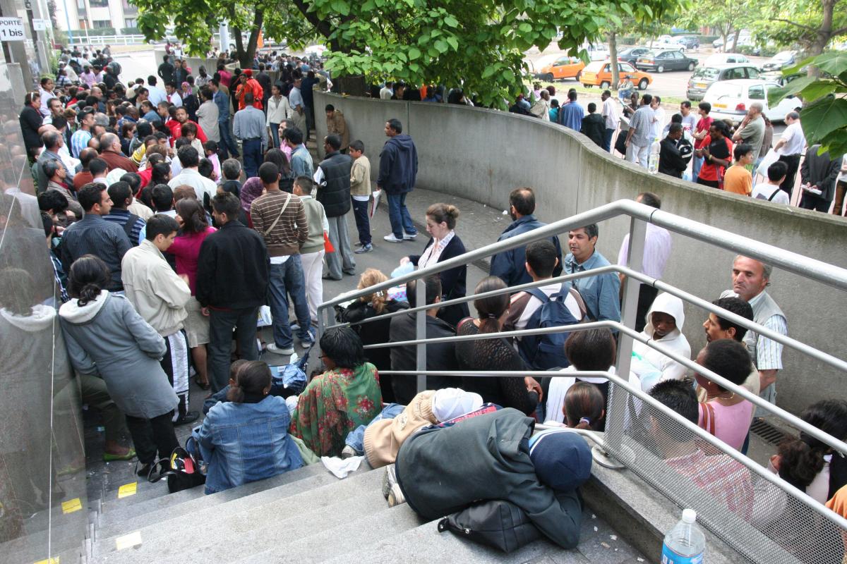 file d'attente des étrangers à bobigny le 30 juin 2006