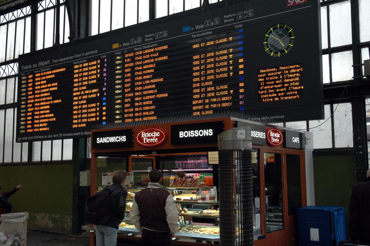 Tableau des départs de la Gare de Lyons.