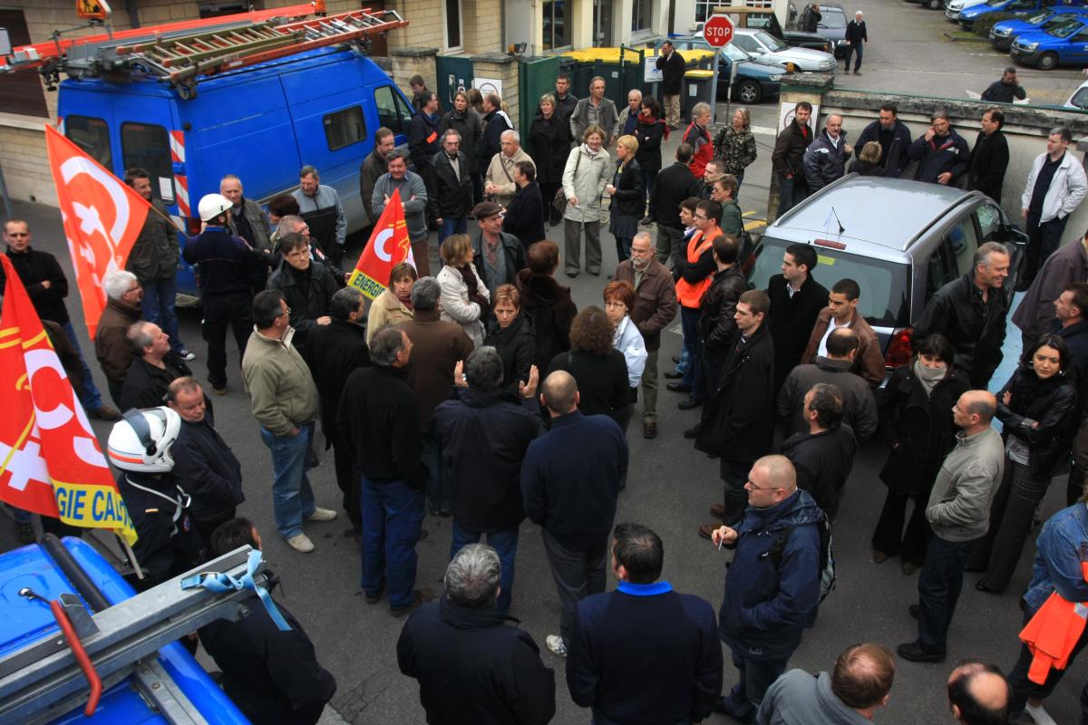 blocage de la rue devant le siège de la direction