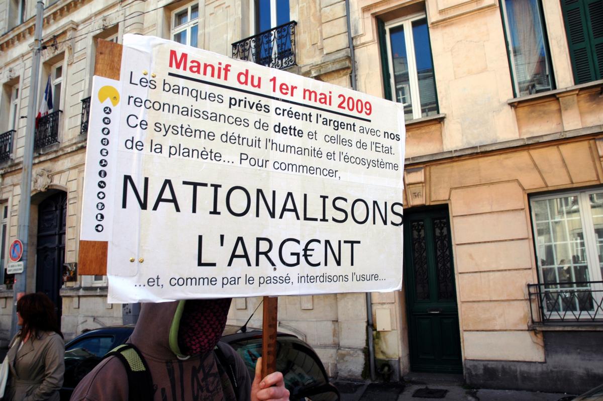 Manifestant masqué avec une pancarte