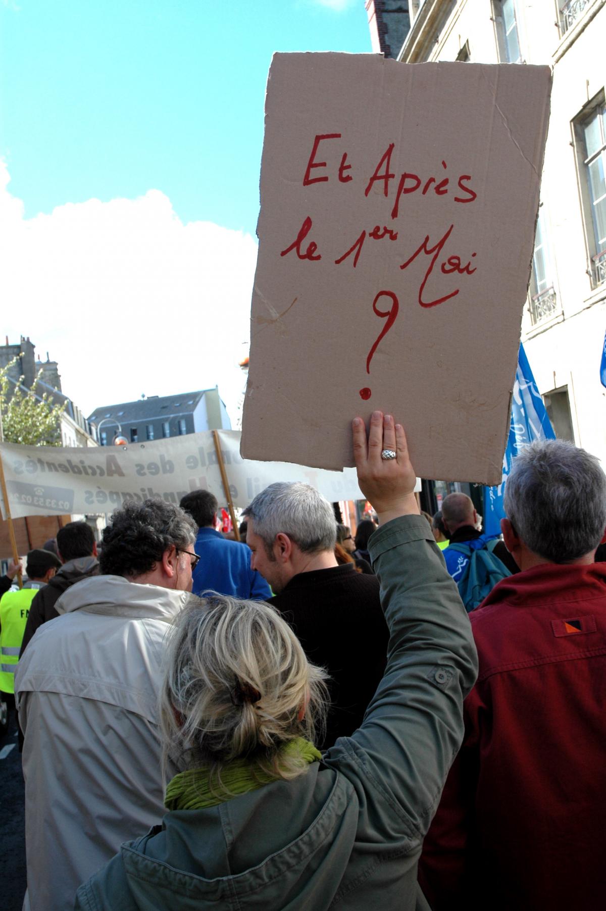 Manifestante avec une pancarte