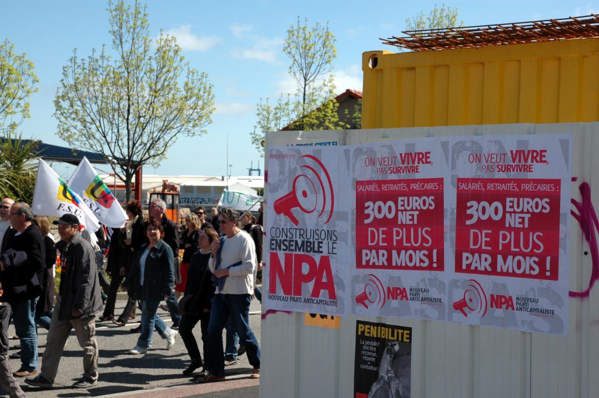 Affiches du NPA le long du cortège.