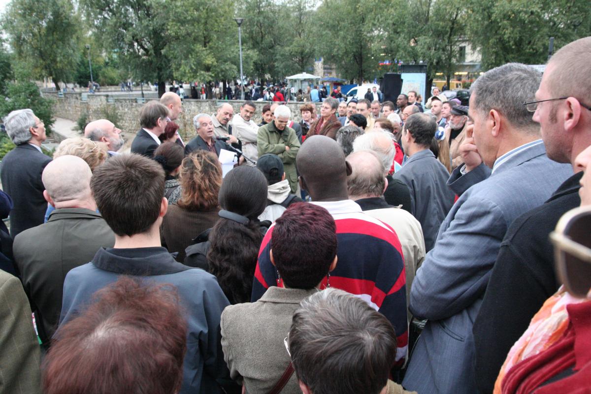 Rassemblement sur le pont du canal à Saint-Denis