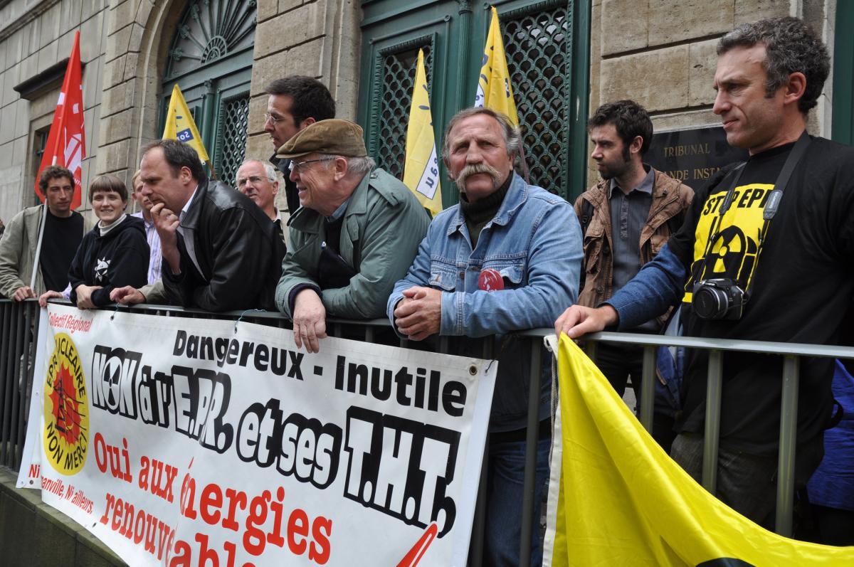 Rassemblement devant le tribunal.