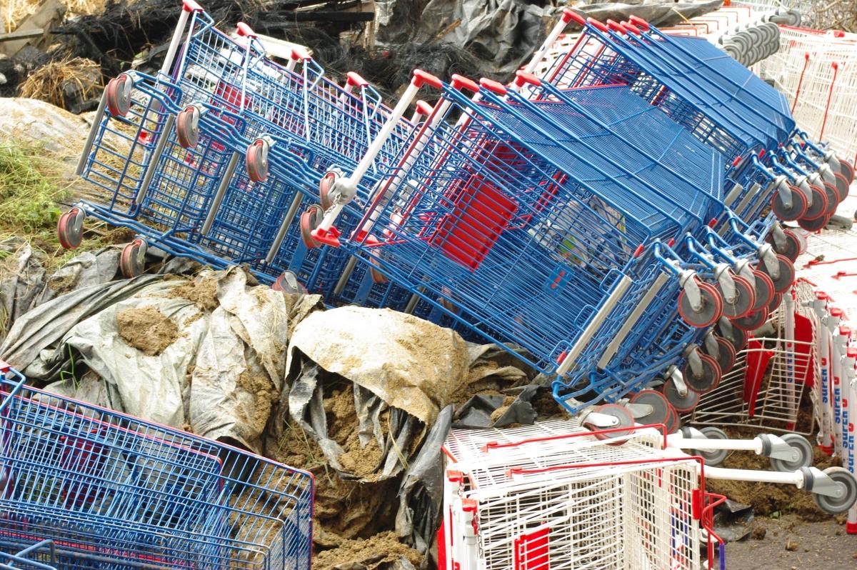 tas de charriots lisier, fooin ... devant la prefecture des cotes d'armor