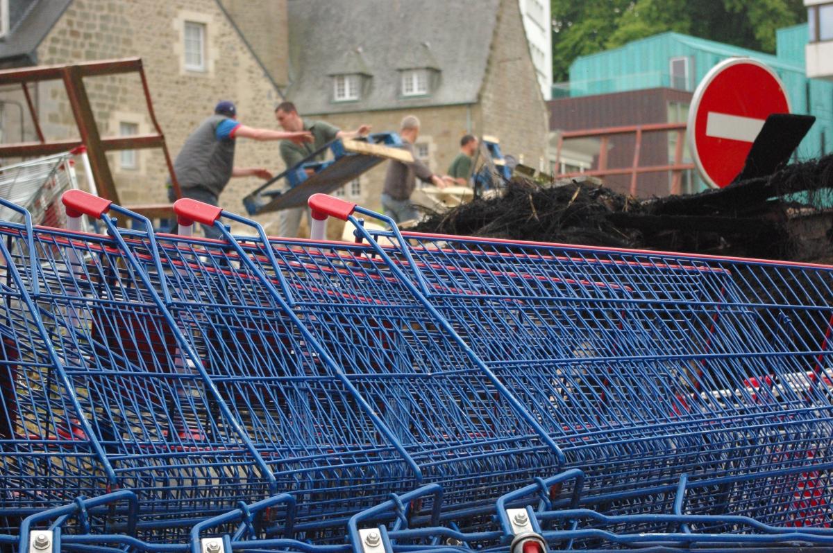 tas de chariots devant la prefecture de saint brieuc et agriculteurs lancant des palettes