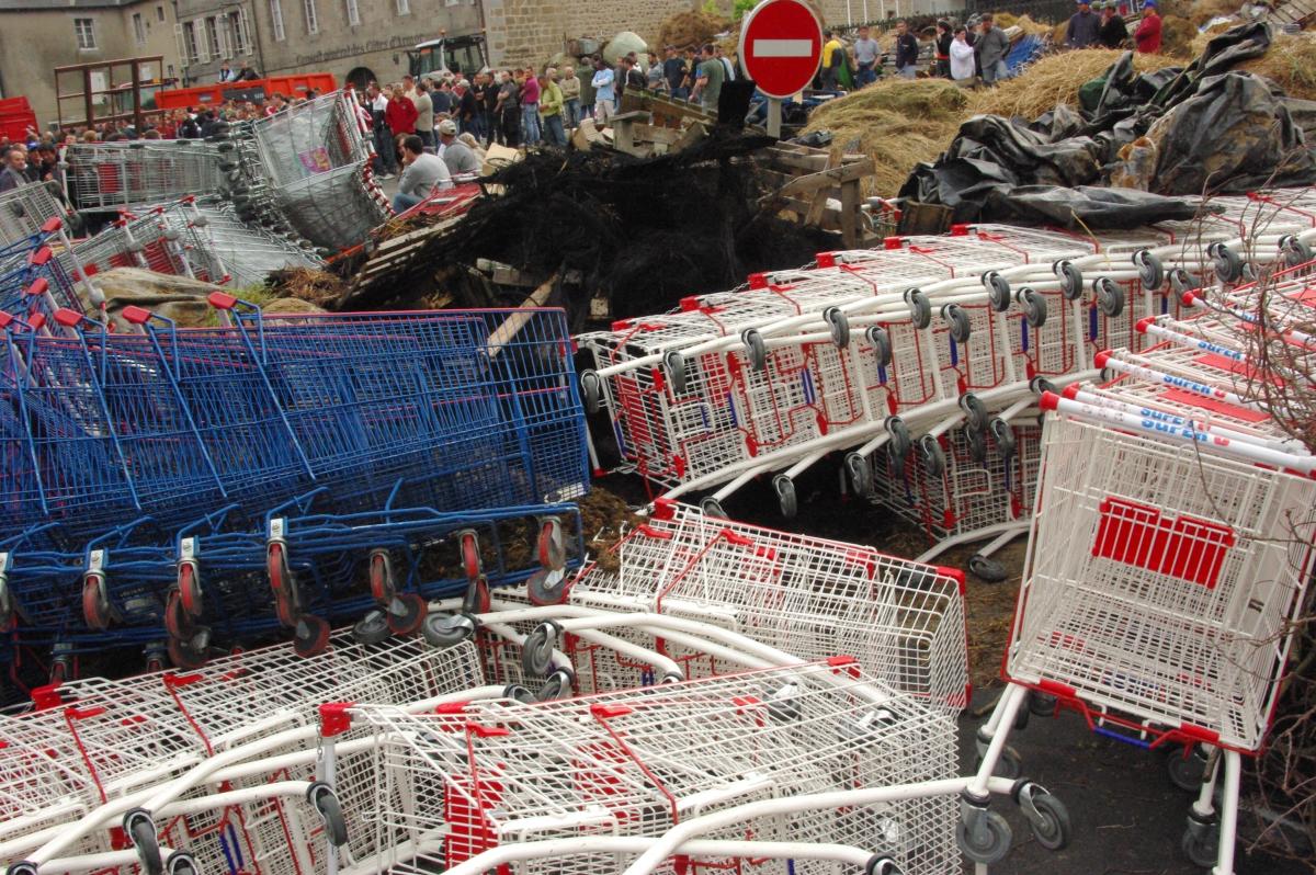 tas de chariots , fumier foin... sur le parking de la prefecture des cotes d'armor