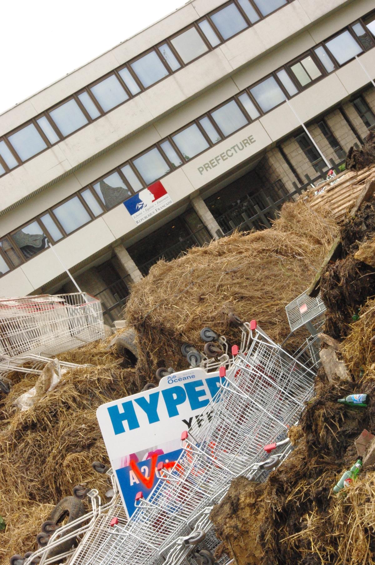 prefecture des cotes d'armor pendant la manifestation des agriculteurs