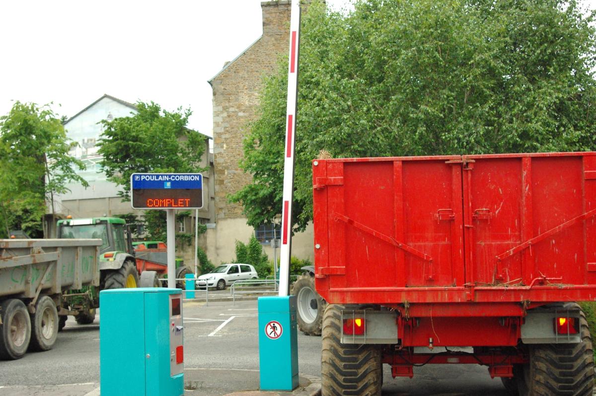les tracteurs occupent le centre veille de saint brieuc